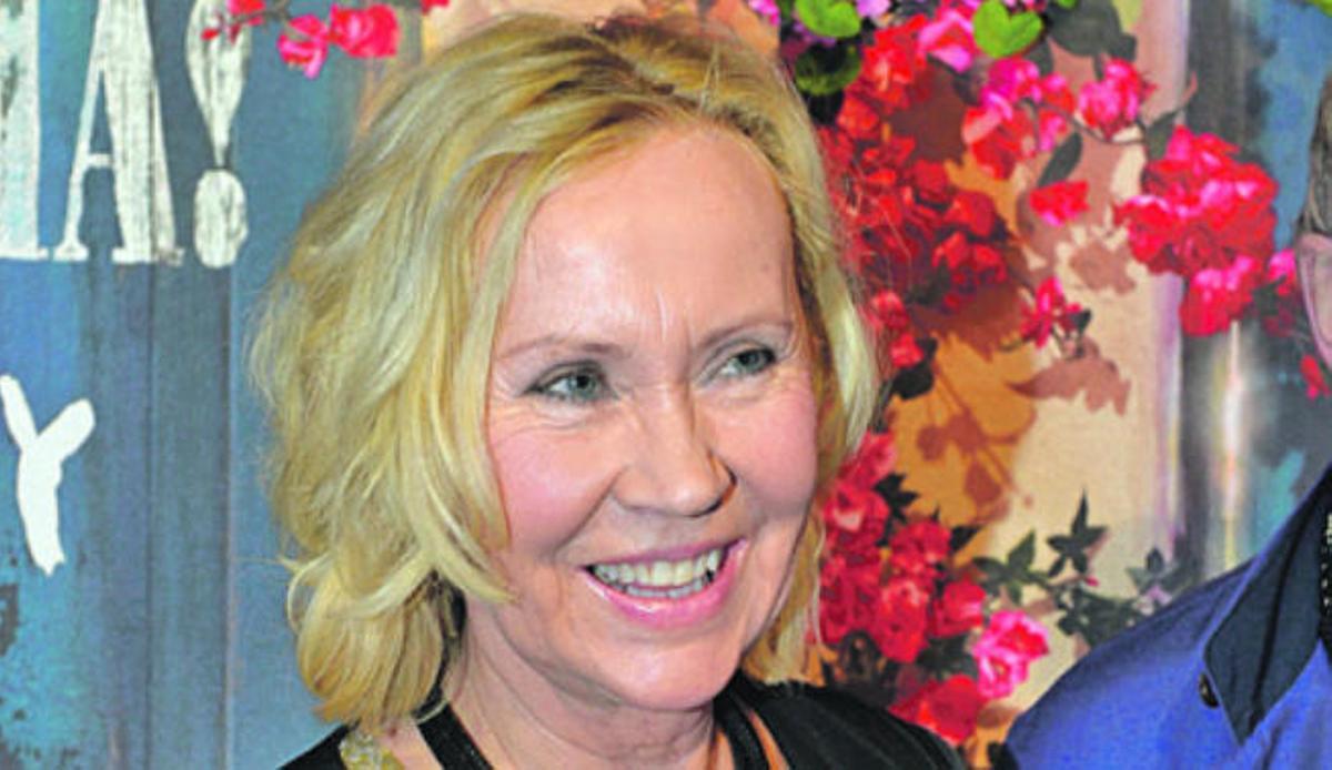 Benny Andersson (izquierda) y Björn Ulvaeus con sus esposas.