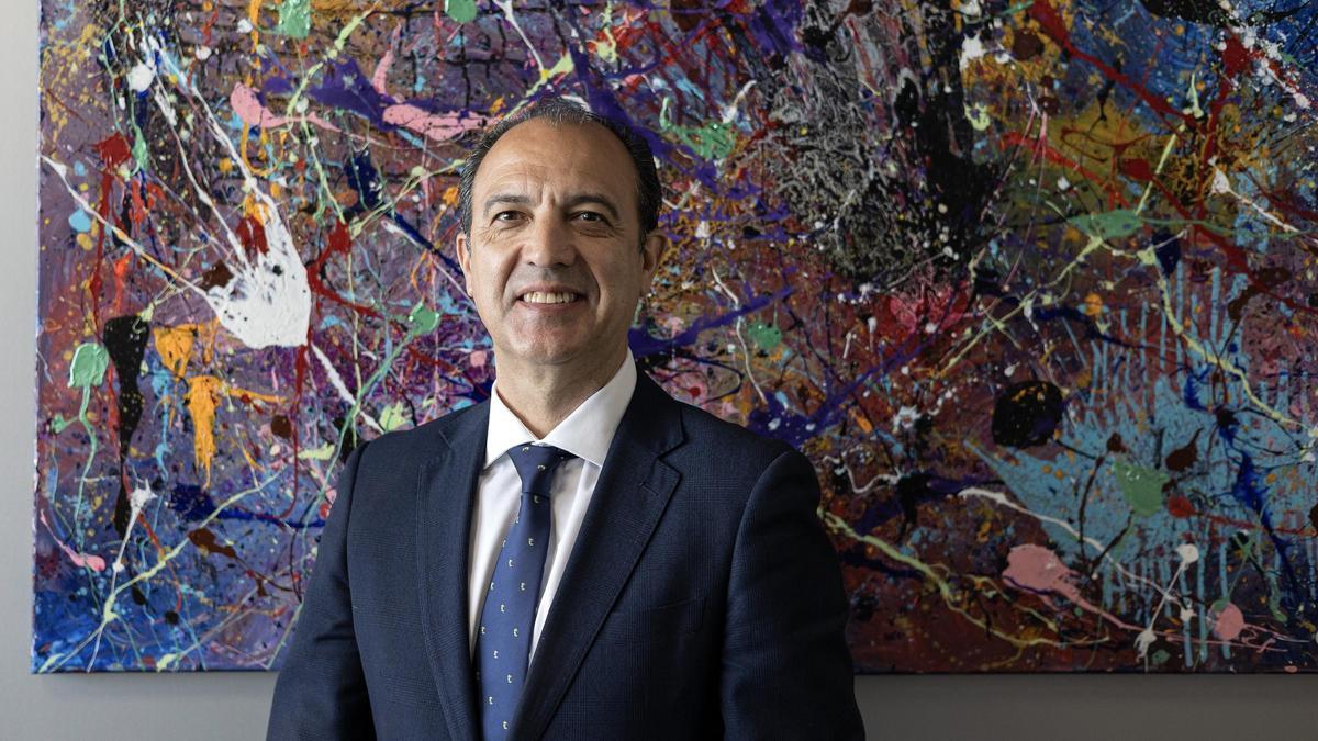 El consejero de Sanidad, José Luis Bancalero, posa para EL PERIÓDICO instantes antes de la entrevista.