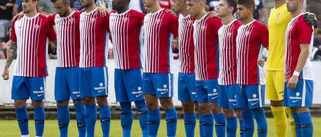 Por la izquierda, Isma Cerro, Molinero, Marc Valiente, Babin, Gragera, Pedro Díaz, Nacho Méndez, Berto Espeso, Bertín, Christian Joel y Álvaro Vázquez, durante la visita del Sporting al Marino de Luanco.