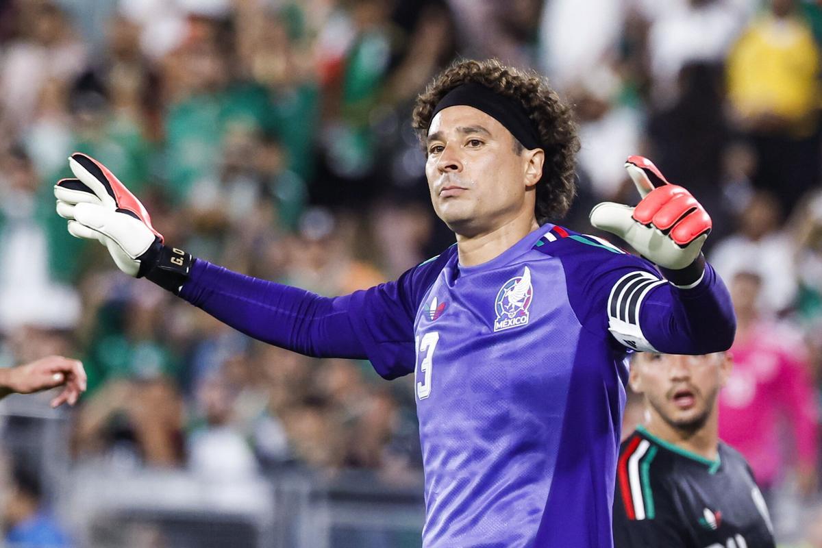 El portero mexicano Guillermo Ochoa hace gestos a su equipo durante la segunda parte de un partido amistoso internacional entre México y Australia jugado el sábado 30 de mayo de 2026 en el estadio Rose Bowl de Los Ángeles, California (EE.UU.). EFE/CHRIS TORRES