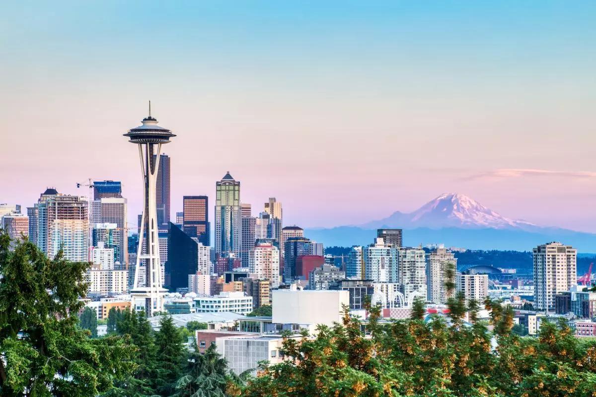 La famosa Aguja Espacial de Seattle con el Monte Rainier de fondo