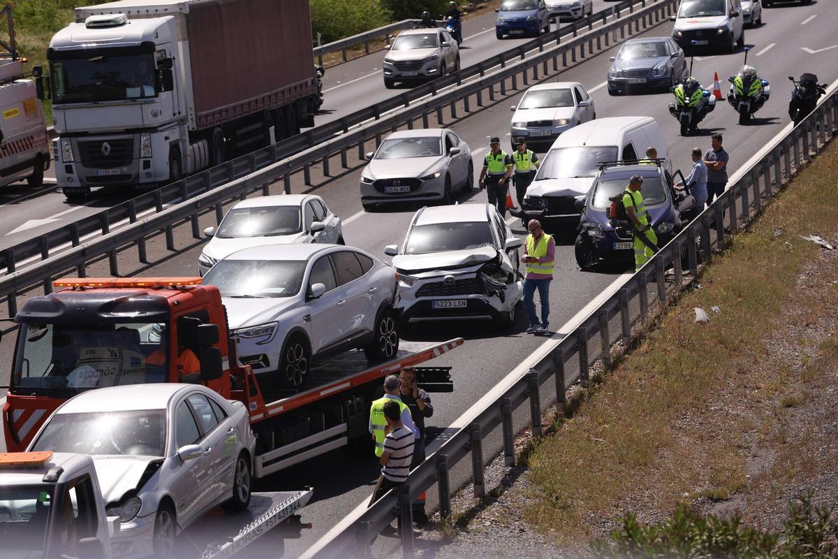 Varias grúas se llevan a algunos de los vehículos implicados en el accidente múltiple en la A-4, a su paso por Córdoba.