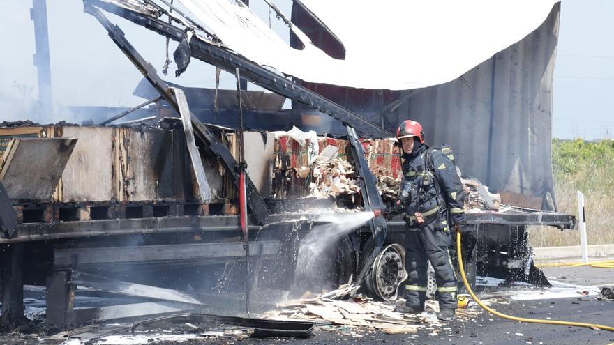 Vídeo: Dos camiones chocan a la altura de La Vilavella en la AP-7