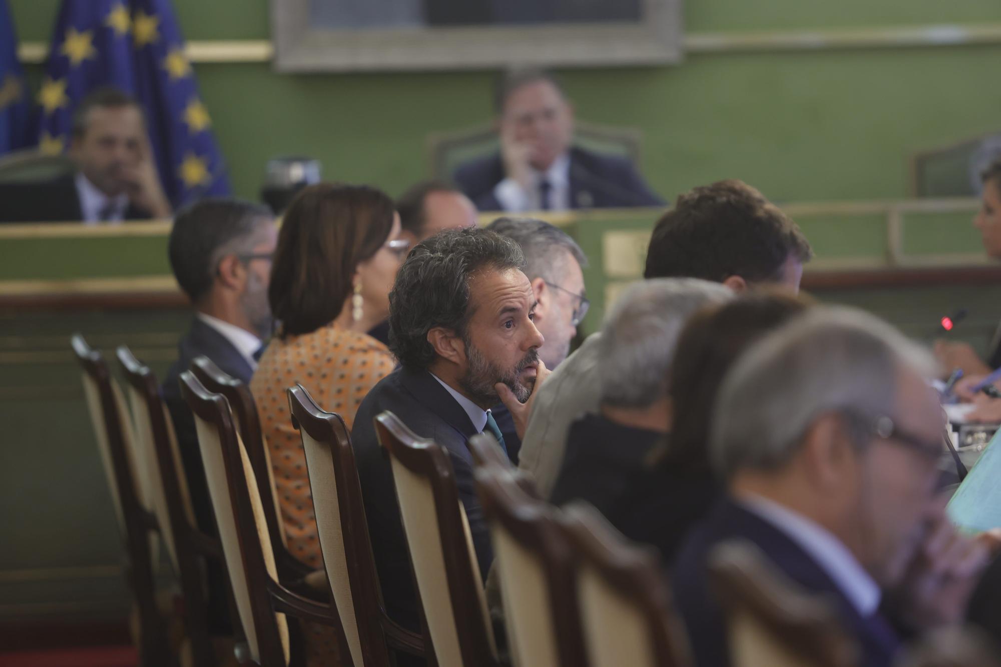 EN IMÁGENES: Pleno municipal en Oviedo con protestas de los vecinos por las terrazas del Antiguo