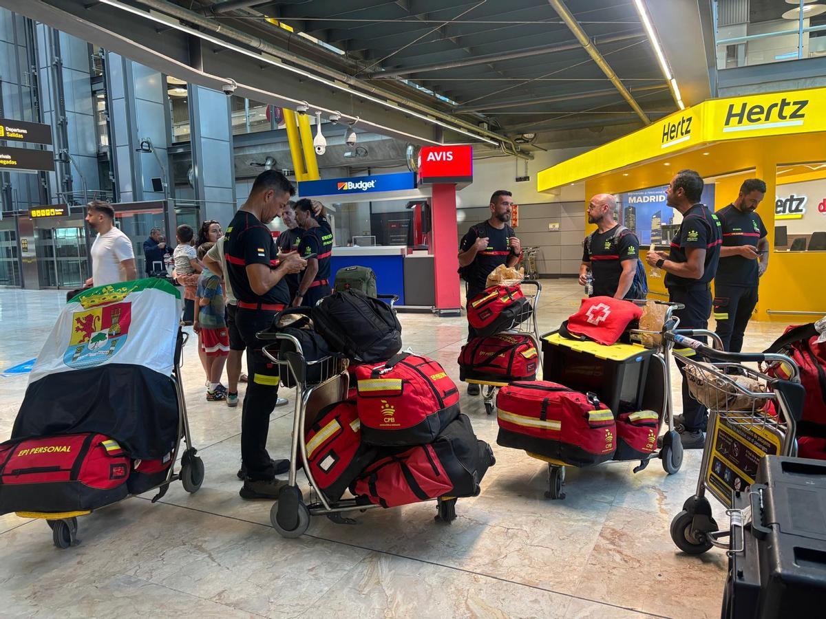 FOTOGALERÍA | Los bomberos de la Diputación de Badajoz regresan de Venezuela tras siete días de rescate.