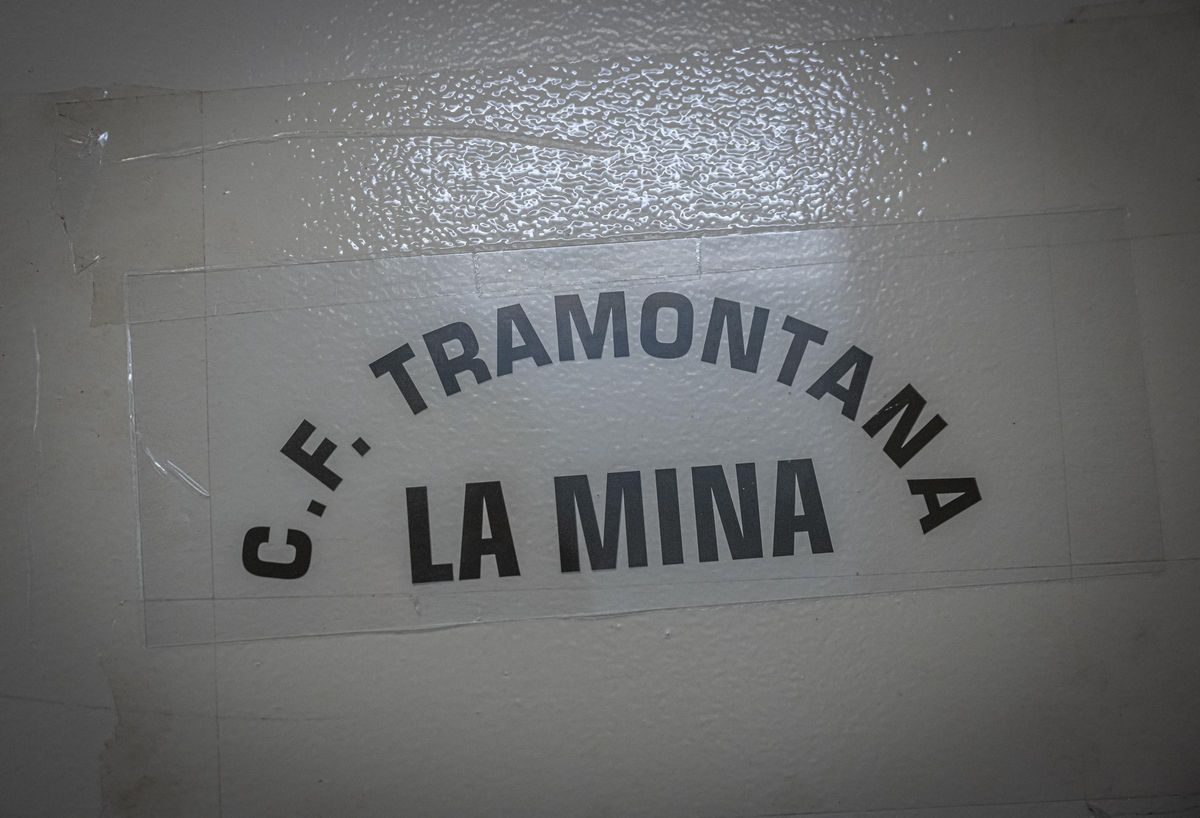 Entrenamiento del primer equipo de fútbol femenino que se crea en el barrio de La Mina