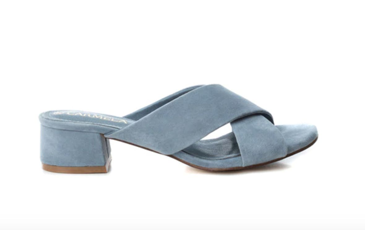 Sandalias de tacón en color azul, de Carmela