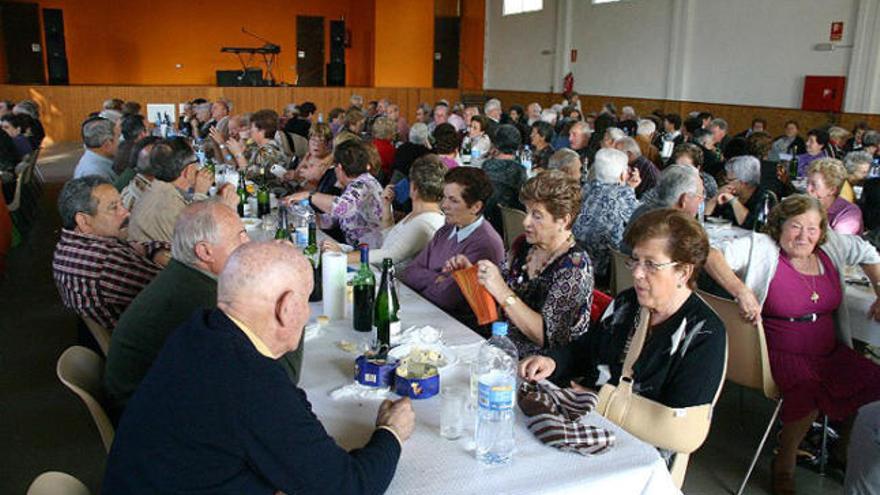 Pla de l&#039;Estany 200 jubilats celebren la &quot;diada&quot; del soci