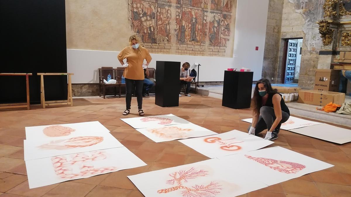 Susana Guerrero ordena una colección de dibujos que expondrá en San Sebastián en colaboración con Vila