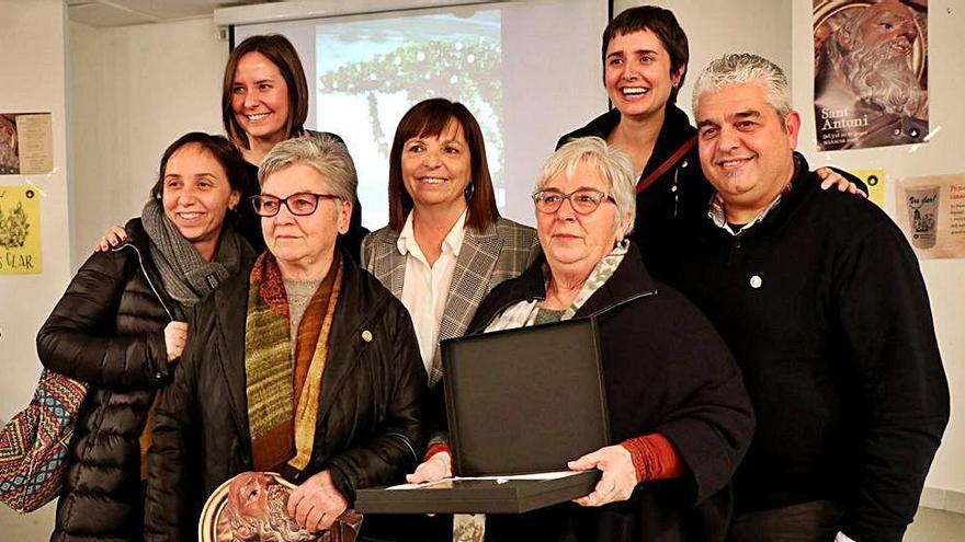 Patronat, homenajeados y concejales celebraron el inicio sobre el papel de la fiesta.