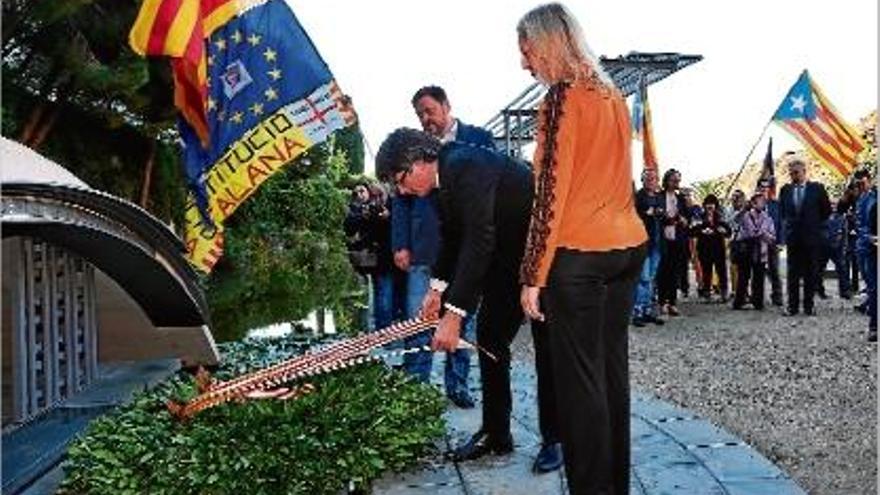 Ofrena floral del Govern, amb Puigdemont, Junqueras i Munté, ahir a la tomba de l&#039;expresident Companys.