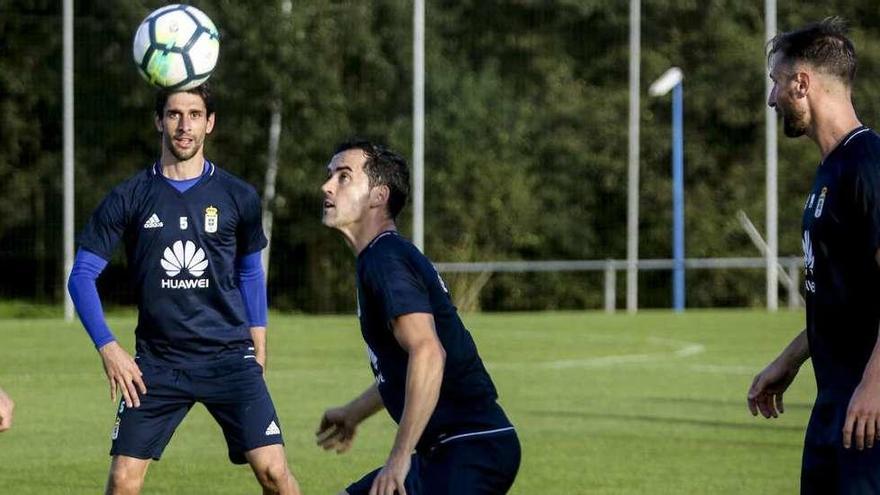 Linares en el centro, con Forlín, a la izquierda, y Valentini en el entrenamiento de ayer.