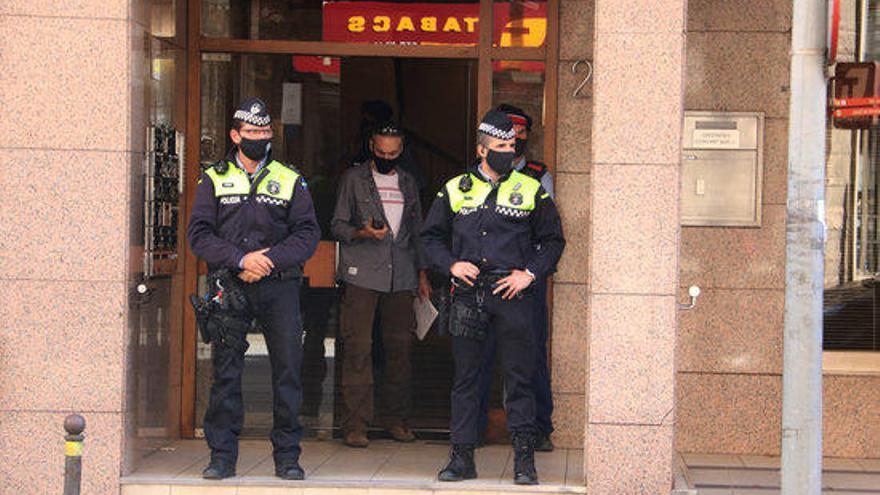 La policia de Girona i els Mossos a les portes de l&#039;edifici on han trobat la dona.