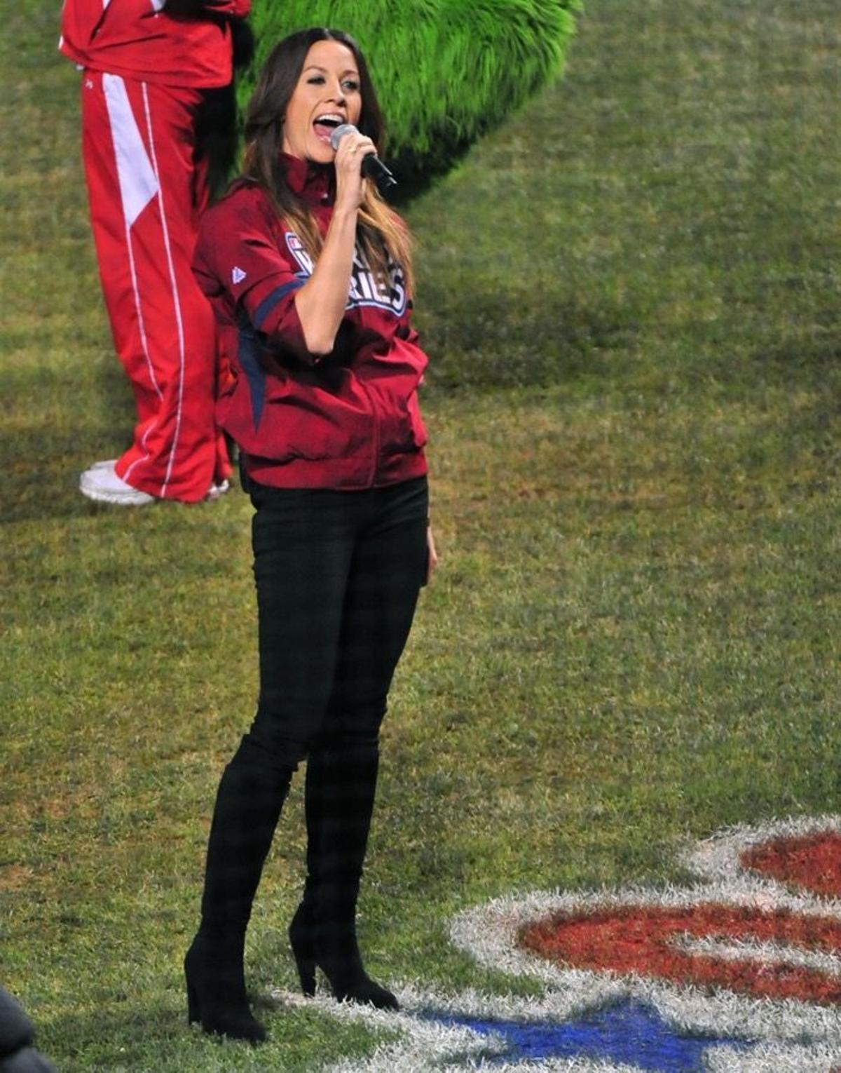 Alanis Morrisette en el National Anthem prior to MLB game 5 of the Wolrd Series en Filadelfia, 2009