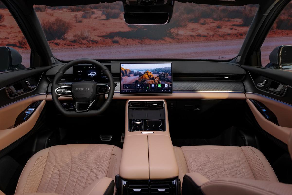 El interior es elegante y tecnológico.