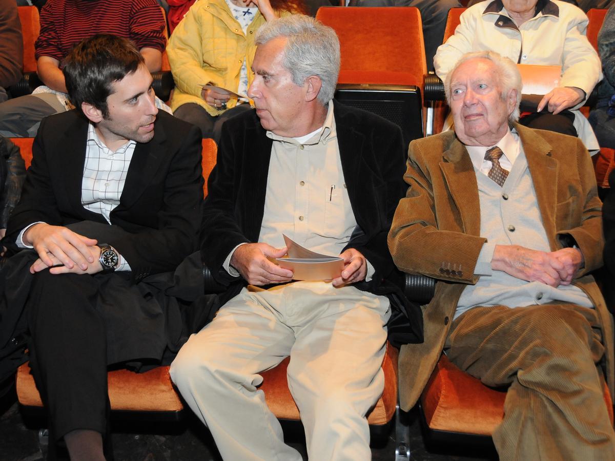 Josep Maria Saló, al centre, amb el seu pare, a la dreta en un acte de record al poeta Màrius Torres