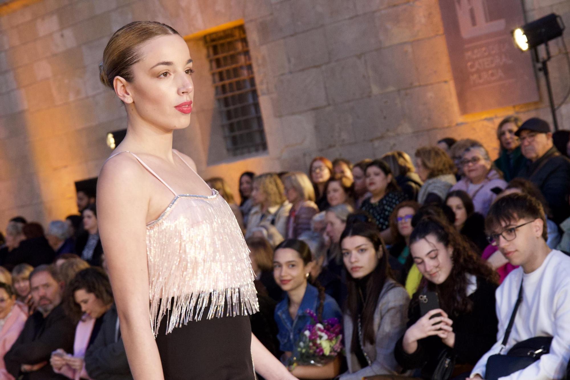 Así ha sido el desfile de Silvia Navarro en la Plaza de la Cruz de Murcia