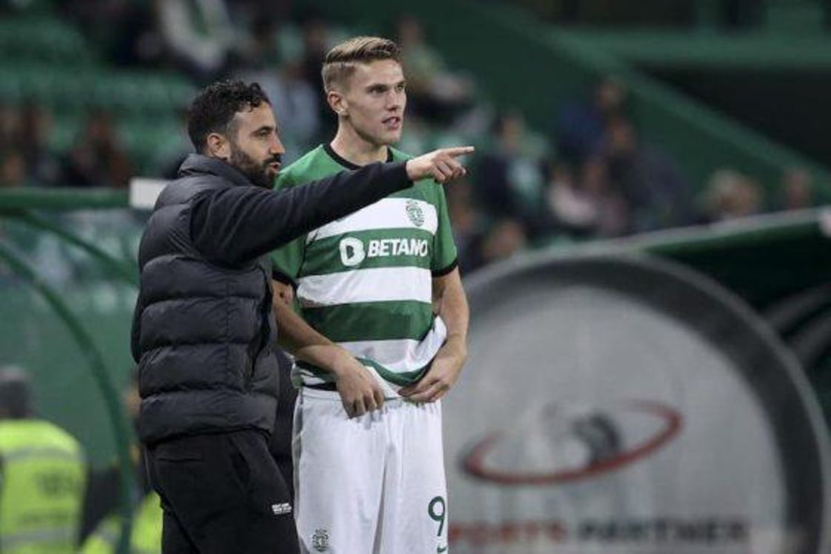 Amorim habla con Gyökeres durante un partido del Sporting CP