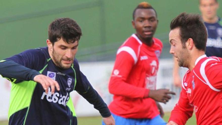 Pablo Ríos, que sería expulsado, se lleva el balón ante un rival.