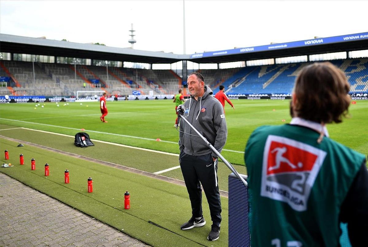 Frank Schmidt, entrenador del Heidenheim, entrevistado antes del partido Frank Schmidt, entrenador del Heidenheim, entrevistado antes del partido
