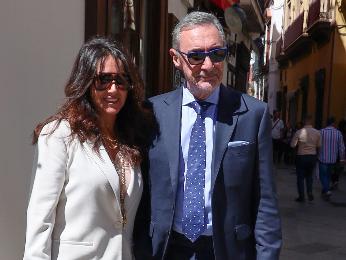 Carlos Herrera y Pepa Gea en las calles de Sevilla disfrutando de la Semana Santa