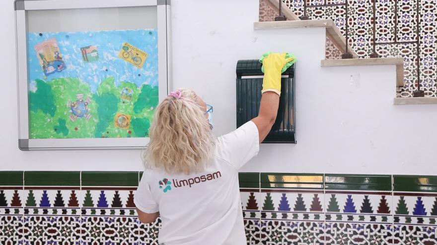 Limposam realiza una oferta de empleo con 50 plazas para trabajar en colegios y centros municipales de Málaga