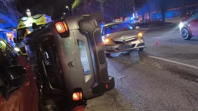 Accidente en Vigo: un coche vuelca en la Gran Vía tras una colisión con otro turismo