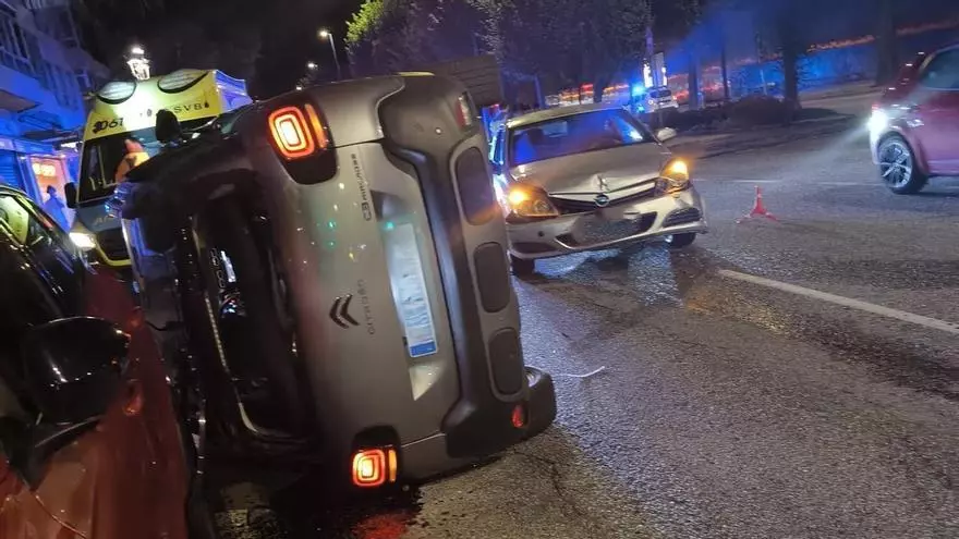 Accidente en Vigo: un coche vuelca en la Gran Vía tras una colisión con otro turismo