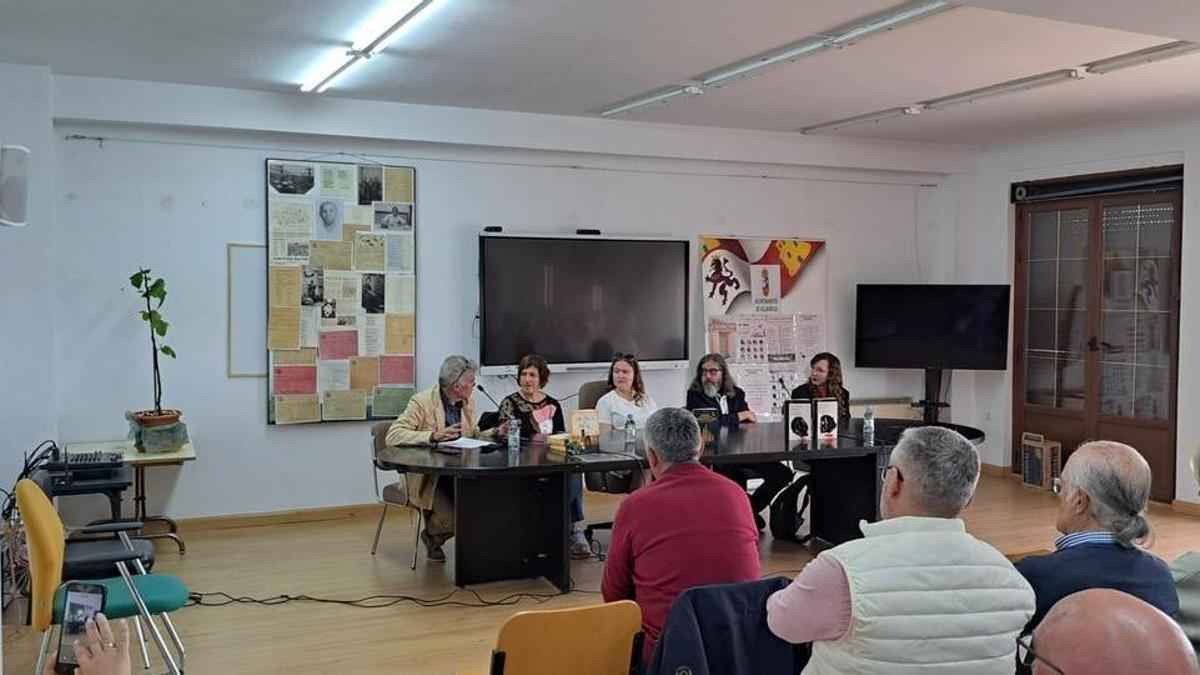 GALERÍA | Villafáfila celebra el Día del Libro con tres escritores