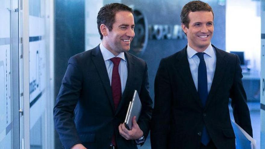 El presidente del PP, Pablo Casado (derecha) y su secretario general, Teodoro Garcia Egea.