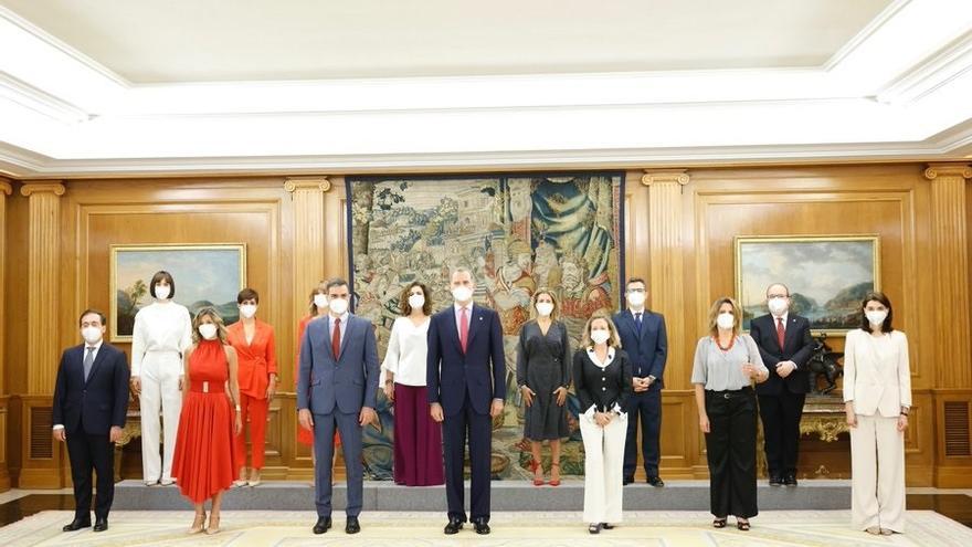 El presidente del Gobierno, Pedro Sánchez, y el rey Felipe VI posan con los doce ministros y vicepresidentas que han prometido sus cargos en el Palacio de la Zarzuela.