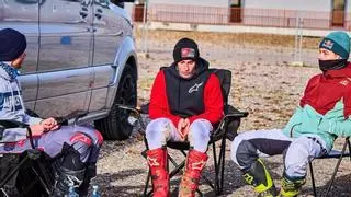 El 'equipo Márquez' no descansa: sesión en la arena con Marc, Álex, Diogo Moreira... y su perro Turco