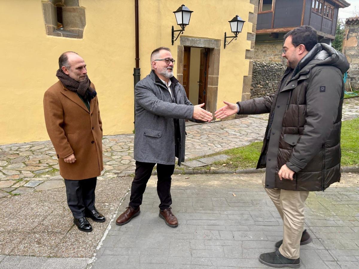 Barbón saluda al alcalde de Langreo, Roberto Marcos García, junto a Ignacio Villaverde, ante la remozada Casa de la Buelga