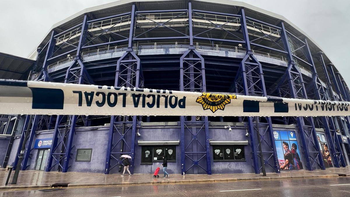 El estadio Ciutat de València, con los accesos precintados tras la suspensión del partido.