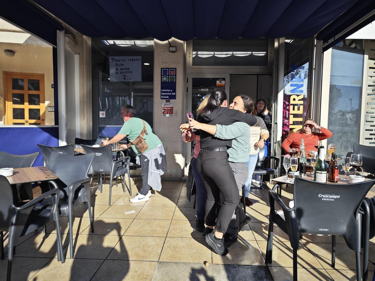 Así han celebrado en Can Picafort el Gordo de la Lotería de Naviad Así han celebrado en Can Picafort el Gordo de la Lotería de Naviad