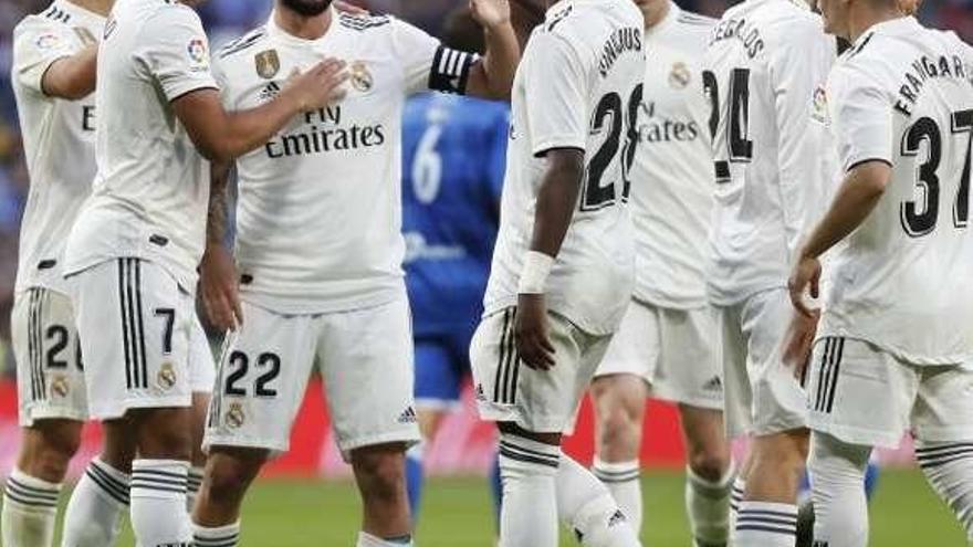 Isco y Vinicius celebran uno de los goles del Madrid ante el Melilla.