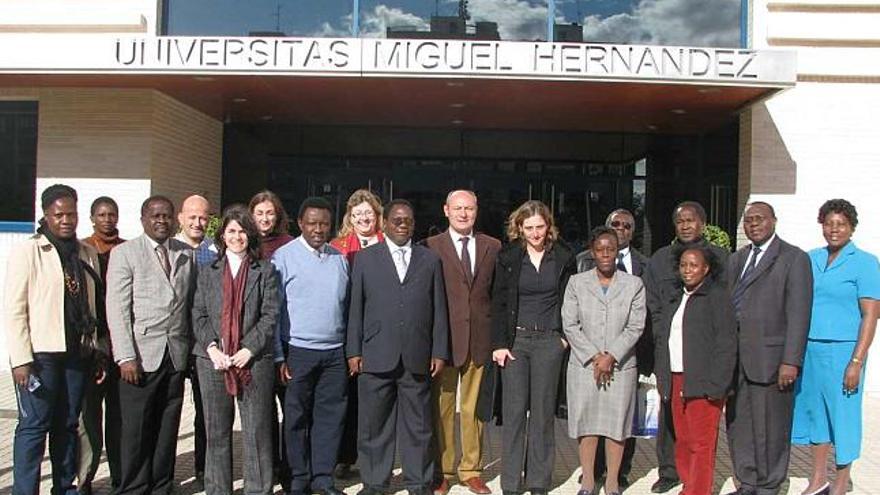 Grupo de responsables de universidades africanas, junto con técnicos de la UMH, que han visitado recientemente el Campus