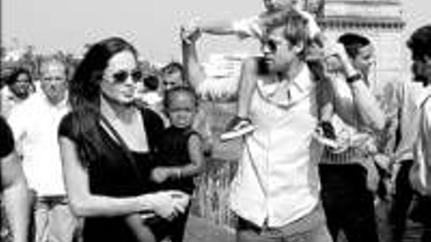 Pitt y Jolie: LA PAREJA PASEACON DOS DE SUS HIJOS POR MUMBAI