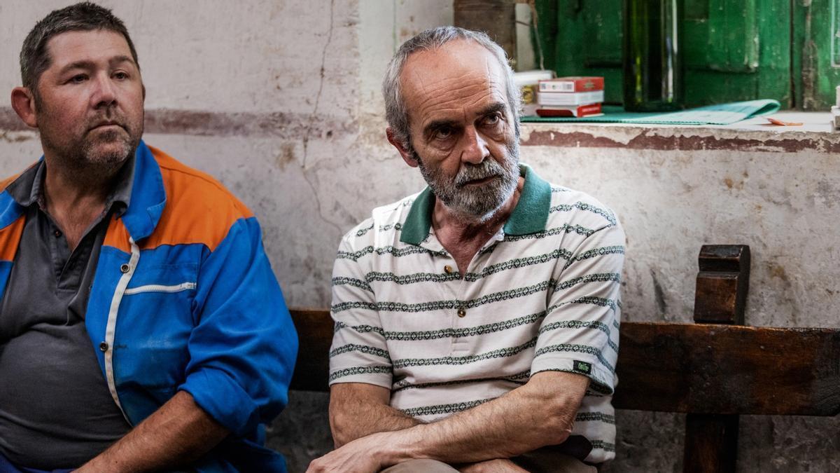 El gijonés José Manuel Fernández Blanco, a la derecha, en una secuencia de &quot;As bestas&quot;.