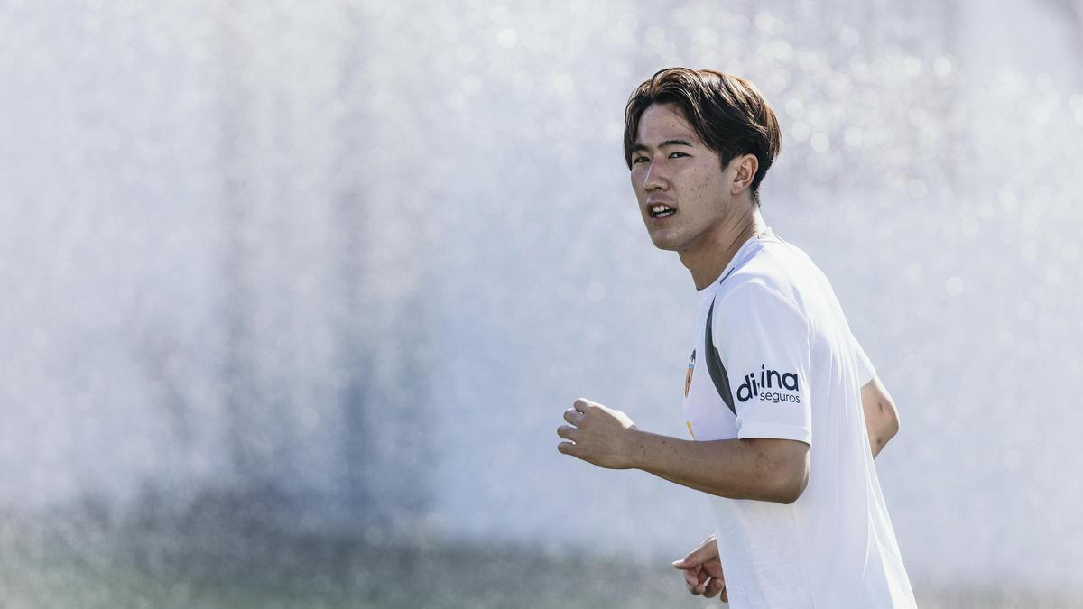 El Valencia CF oficializa el fichaje de Sato para las próximas cinco temporadas