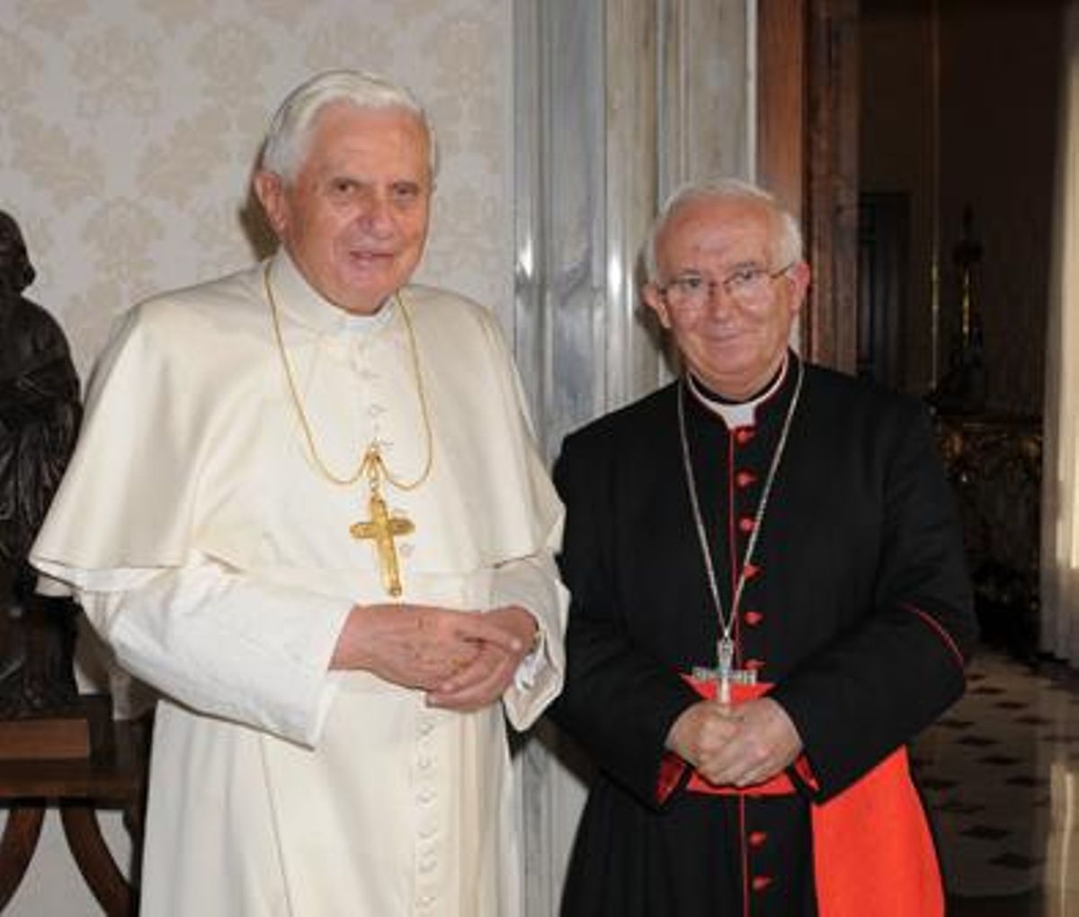 El papa Ratzinger y el cardenal Cañizares, entonces arzobispo de Toledo y Primado de España, el 20 noviembre de 2008, pocos días antes de ser nombrado 'ministro' del Vaticano.