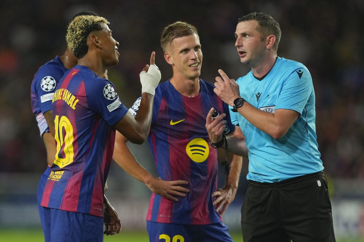 FC Barcelona's striker Lamine Yamal (L) gestures during the UEFA Champions League league phase soccer match between FC Barcelona and PSG, in Barcelona, Spain, 01 October 2025. EFE/Alejandro Garcia. barça . paris saint germain psg. liga campeones 2025/2026 barça . paris saint germain psg. 02. accion. estadio olimpico montjuic