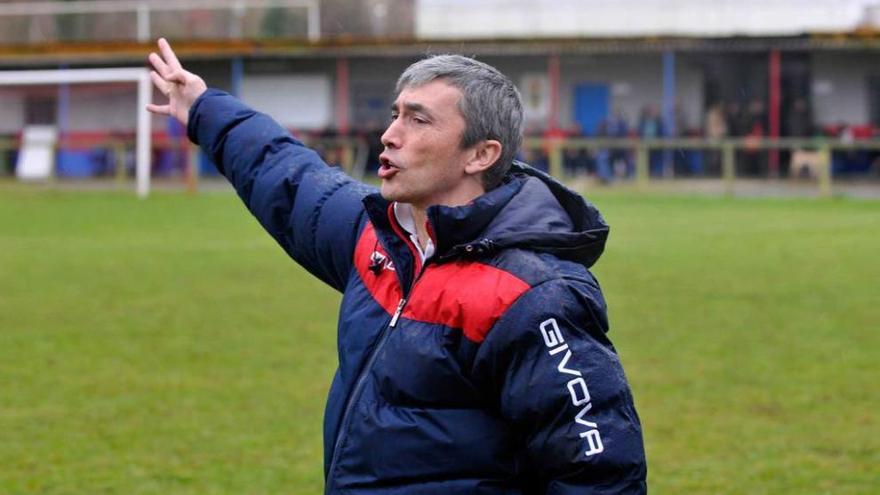 Jaime Leiva, dirigiendo al equipo en un partido disputado en el Alejandro Ortea.