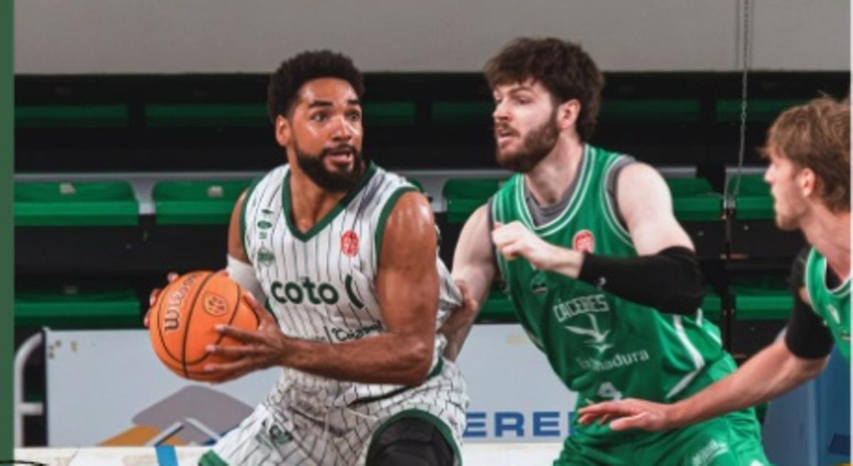 Schutte controla el balón en Cáceres.