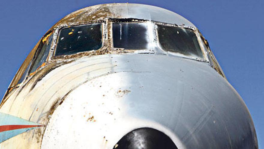 Rechts bereits gereinigt, links noch verrottet: Blick auf die Spitze des Flugzeugs.