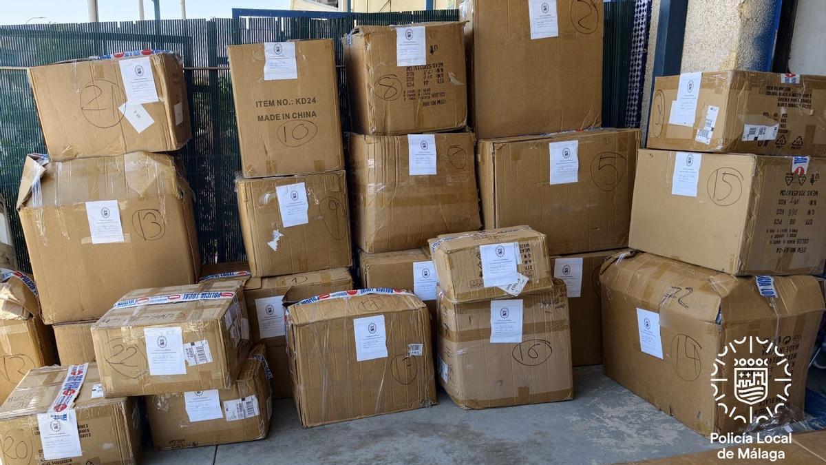 La Policía Local incauta cerca de un millar de bolsos y varios centenares de monederos de imitación