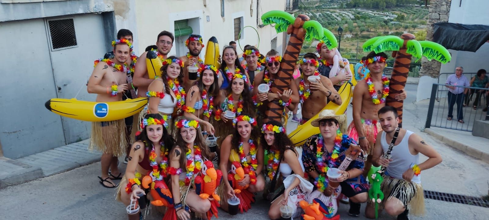 Las fiestas patronales de Balones, dedicadas a Sant Francesc d'Assís, arrancan con el tradicional desfile de disfraces