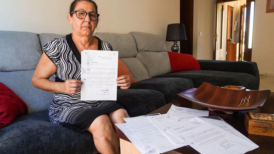Antonia Muñoz, esta semana en su piso del Pasaje de la Menta, con algunos documentos relacionados con su deuda.