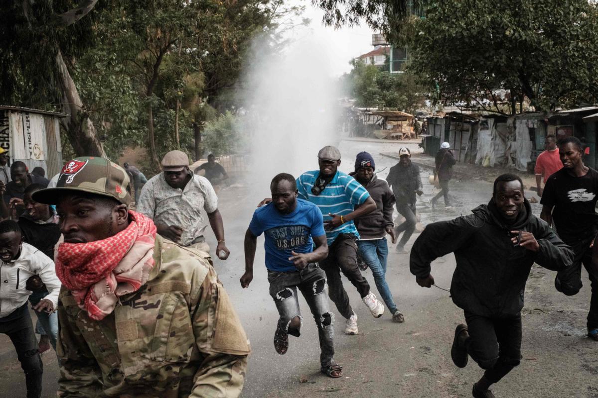 Protesta masiva convocada por el líder de la oposición Raila Odinga, afirma que le robaron las últimas elecciones presidenciales de Kenia y culpa al gobierno por el aumento del costo de vida en Nairobi.