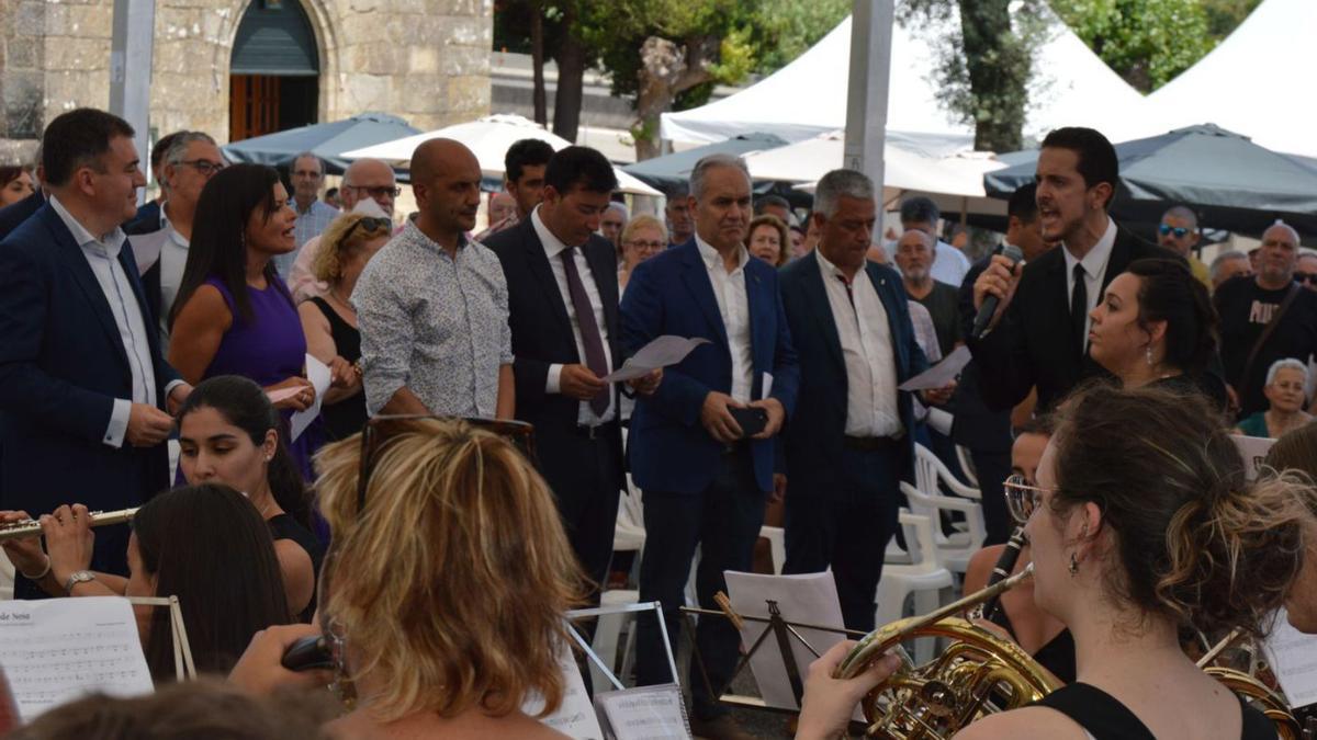 Os nenos Marcos Pazos e Emma Verguela, da parroquia de Mos, gañaron o premio á mellor rosa de todo o municipio.   | // A. GUTIÉRREZ